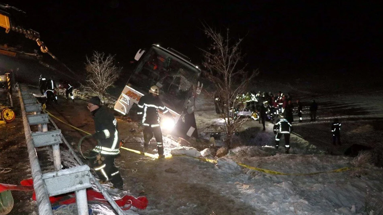 Kayseri'de yolcu otobüsü şarampole devrildi: 4 ölü, 24 yaralı 2