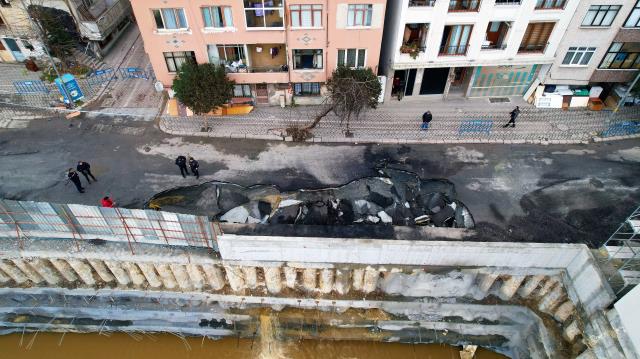 zeytinburnu-nda-patlama-nedeniyle-yol-coktu-15590237_4268_m