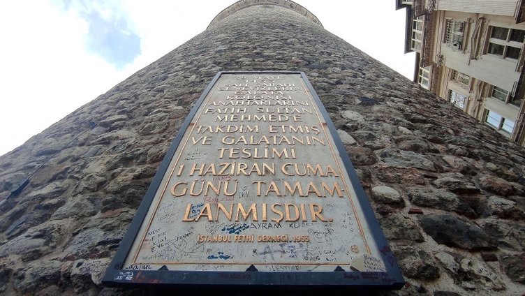 Galata Kulesi’nde pes dedirten görüntü! Eline kalem alanlar... 11