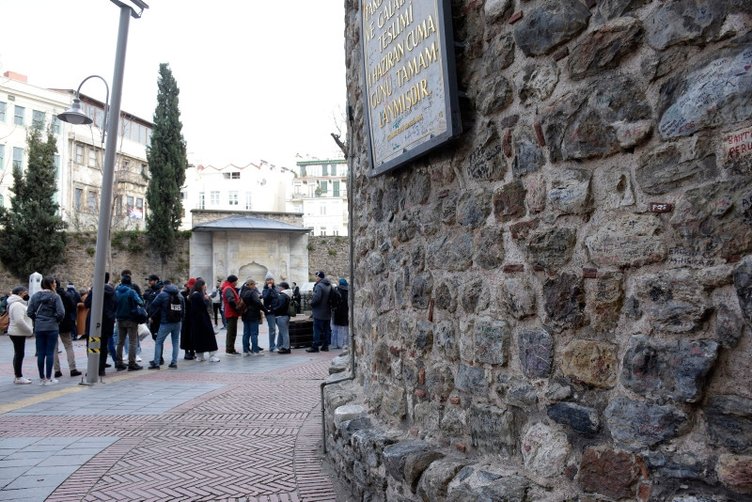 Galata Kulesi’nde pes dedirten görüntü! Eline kalem alanlar... 6