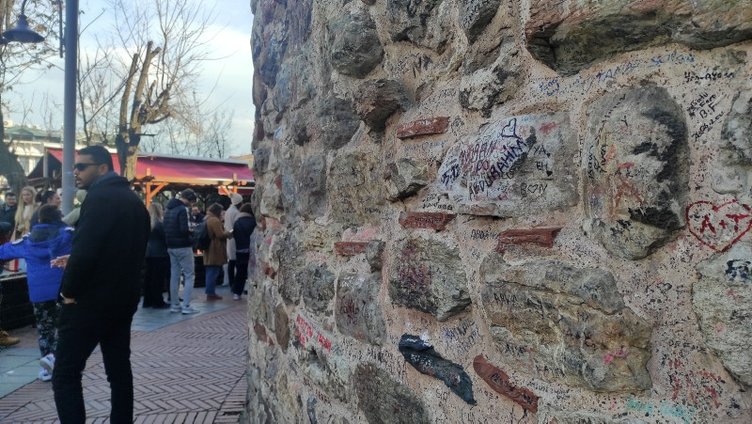 Galata Kulesi’nde pes dedirten görüntü! Eline kalem alanlar... 2