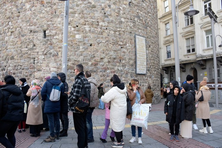 Galata Kulesi’nde pes dedirten görüntü! Eline kalem alanlar... 3