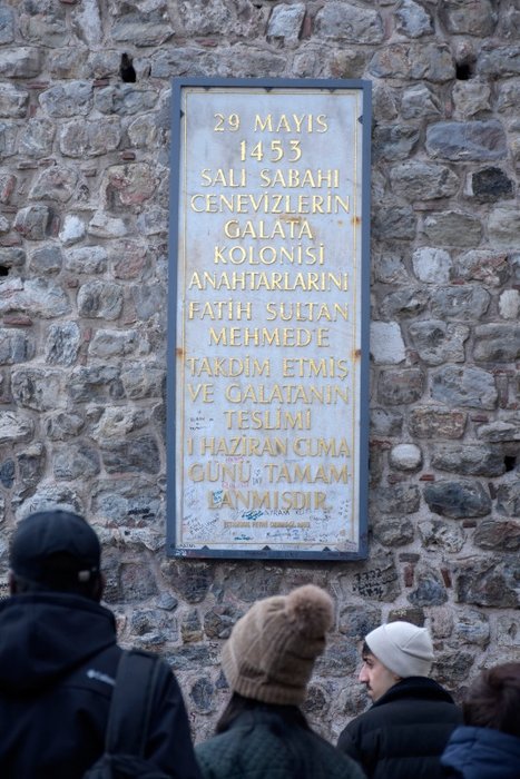 Galata Kulesi’nde pes dedirten görüntü! Eline kalem alanlar... 7