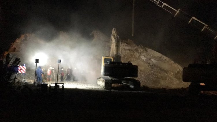 İkizi ayakta kalan Emre Apartmanı için şok iddia: Zemin kattaki banka ile kolon kesme davası! 7