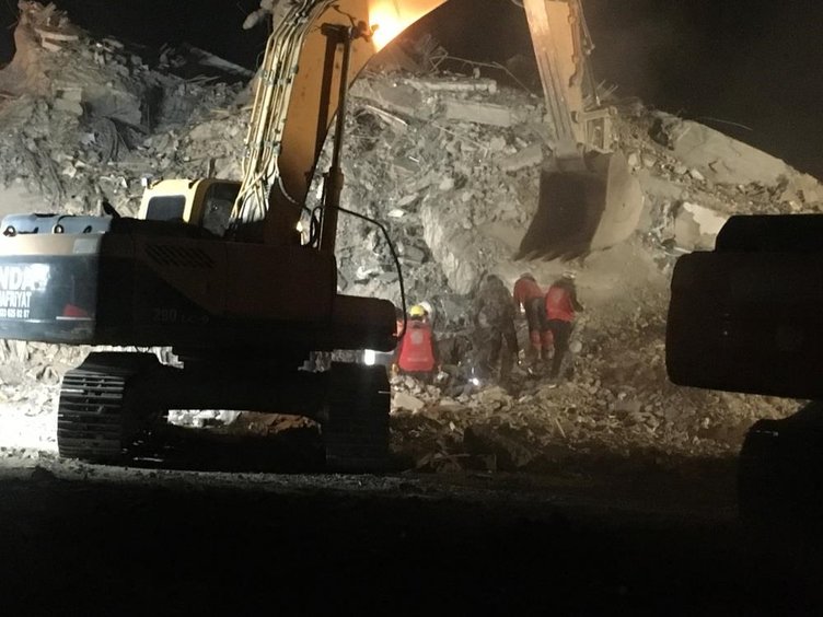 İkizi ayakta kalan Emre Apartmanı için şok iddia: Zemin kattaki banka ile kolon kesme davası! 8