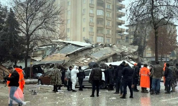 İkizi ayakta kalan Emre Apartmanı için şok iddia: Zemin kattaki banka ile kolon kesme davası! 5