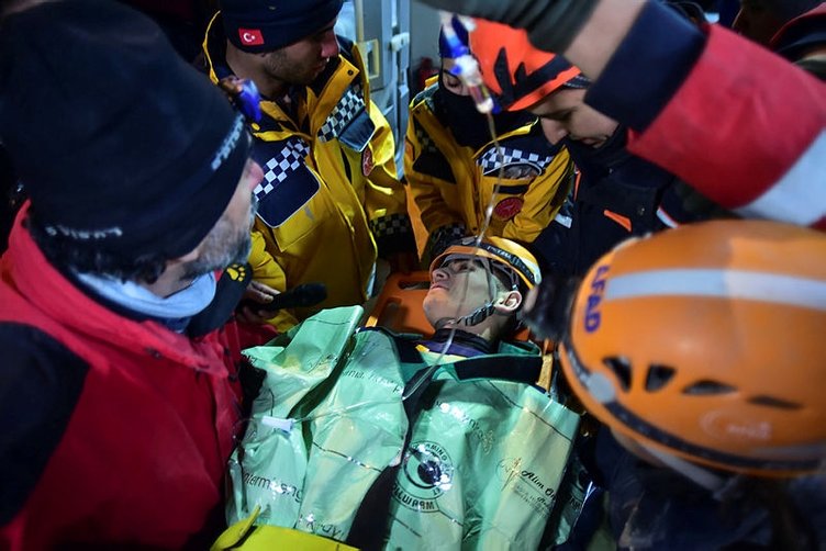 Bir mucize daha! 119 saat sonra kurtarılan gencin ilk sorusu bu oldu... 2