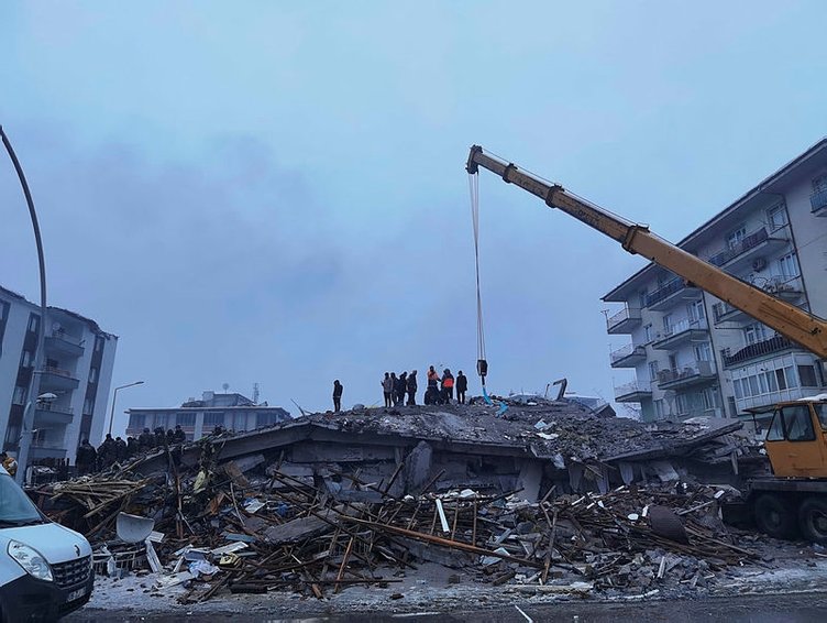 54 saat sonra enkazdan çıkarılan eczacı Gizem Özkan, o anları anlattı: İlk 1 saat çok zor geçti 11