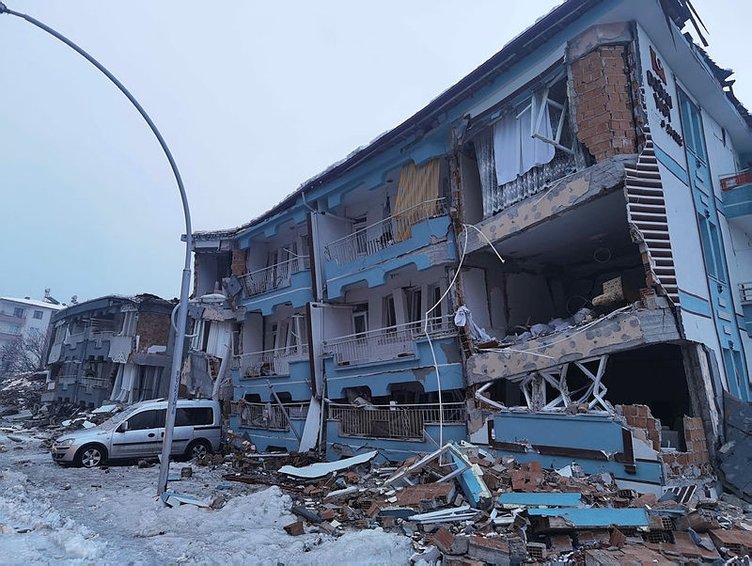 54 saat sonra enkazdan çıkarılan eczacı Gizem Özkan, o anları anlattı: İlk 1 saat çok zor geçti 2