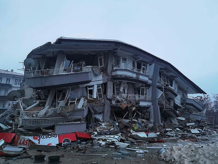 54 saat sonra enkazdan çıkarılan eczacı Gizem Özkan, o anları anlattı: İlk 1 saat çok zor geçti 7