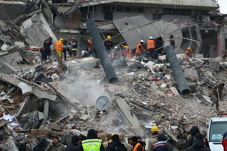 54 saat sonra enkazdan çıkarılan eczacı Gizem Özkan, o anları anlattı: İlk 1 saat çok zor geçti 5