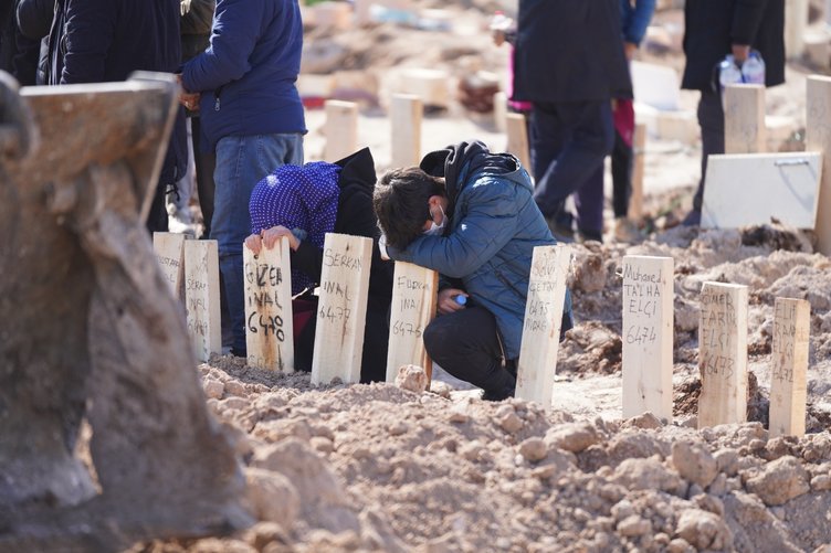 En acı bağ… Defin sırasında yaşadığı kahreden olayı anlattı! Vicdanımın sesimi dinleyip... 10