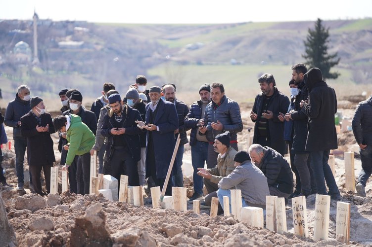 En acı bağ… Defin sırasında yaşadığı kahreden olayı anlattı! Vicdanımın sesimi dinleyip... 11