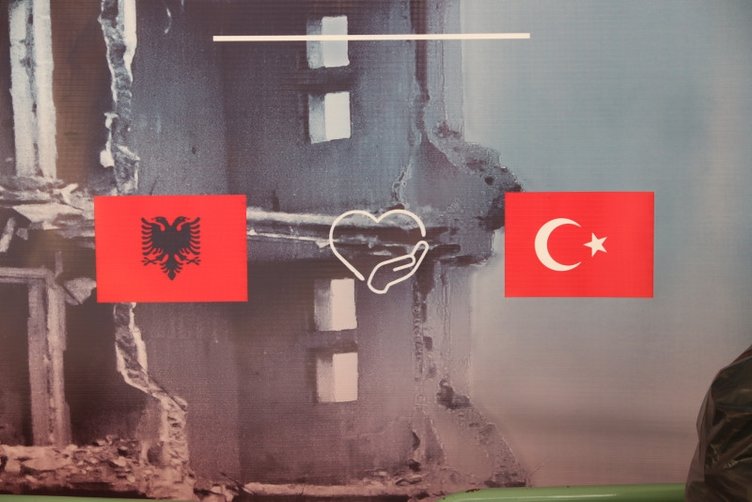 Acımızı kalplerinde taşıyorlar! Deprem sonrası Türkiye için tek yürek oldular: İşte dünyadan duygulandıran kareler 10