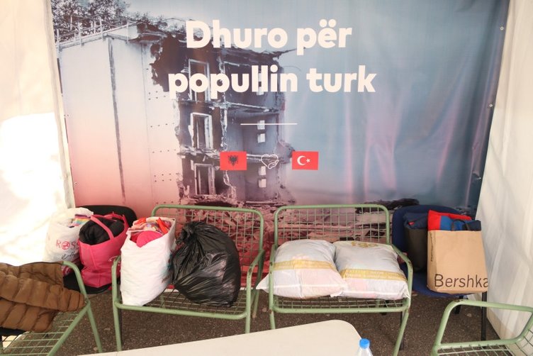 Acımızı kalplerinde taşıyorlar! Deprem sonrası Türkiye için tek yürek oldular: İşte dünyadan duygulandıran kareler 9