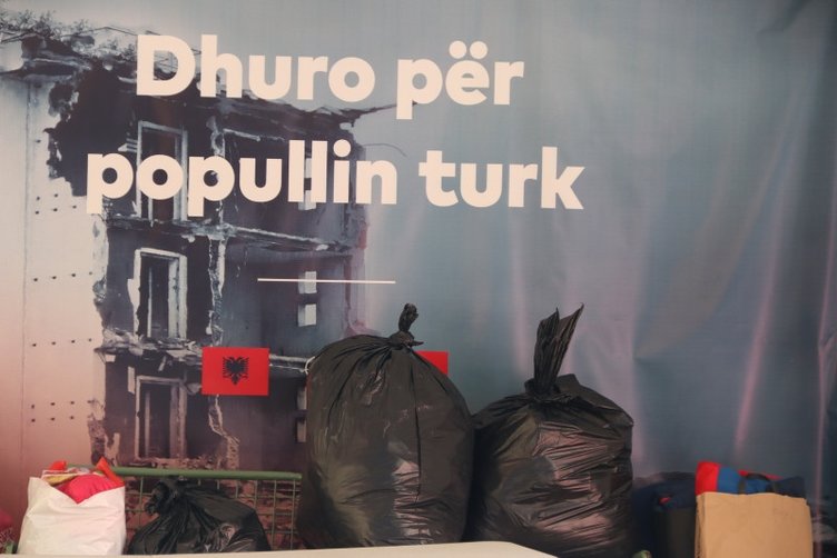 Acımızı kalplerinde taşıyorlar! Deprem sonrası Türkiye için tek yürek oldular: İşte dünyadan duygulandıran kareler 8