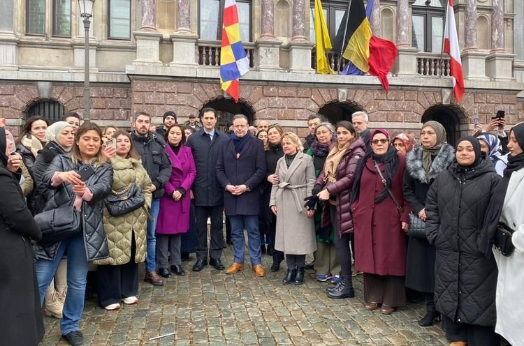 Acımızı kalplerinde taşıyorlar! Deprem sonrası Türkiye için tek yürek oldular: İşte dünyadan duygulandıran kareler 13