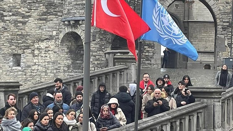 Acımızı kalplerinde taşıyorlar! Deprem sonrası Türkiye için tek yürek oldular: İşte dünyadan duygulandıran kareler 16