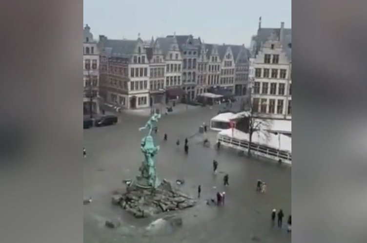 Acımızı kalplerinde taşıyorlar! Deprem sonrası Türkiye için tek yürek oldular: İşte dünyadan duygulandıran kareler 15