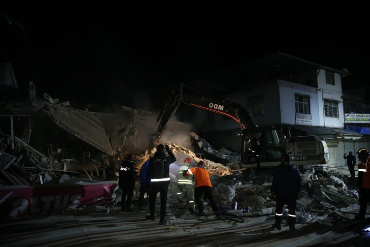 Ajanslar acil koduyla geçti! Hatay'daki deprem anı dünya manşetlerinde: Bir noktaya dikkat çektiler 3