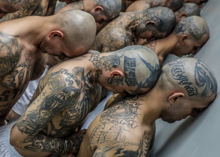 Bu görüntüler bir filmden değil! Mega hapishaneye götürülen azılı suçluların videosu dünya gündemine bomba gibi düştü 5