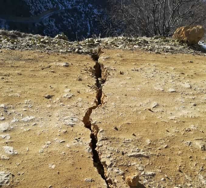 Deprem sonrası dev yarıkları görüntüleyen Yunan medyası şokta: Böylesi filmlerde olur zannederdik 5