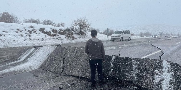 Deprem sonrası dev yarıkları görüntüleyen Yunan medyası şokta: Böylesi filmlerde olur zannederdik 6
