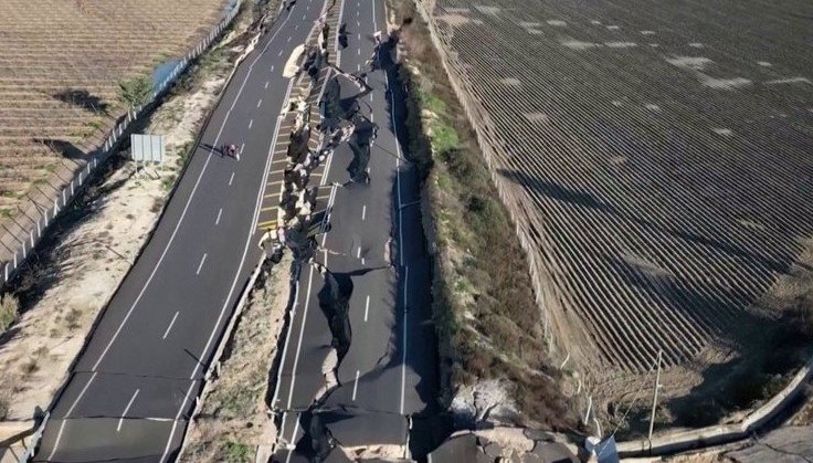Deprem sonrası dev yarıkları görüntüleyen Yunan medyası şokta: Böylesi filmlerde olur zannederdik 2