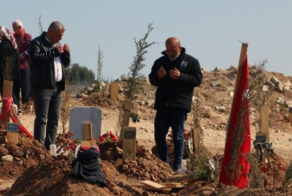 Enkazdan 75'inci saatte çıkarılan Melek hayatını kaybetti; geriye nasıl kurtulduğunu anlattığı görüntüler kaldı 5