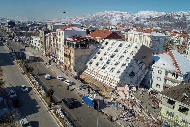 Camları bile kırılmamıştı! Türkiye'nin konuştuğu o binanın neden yan yattığı ortaya çıktı 11