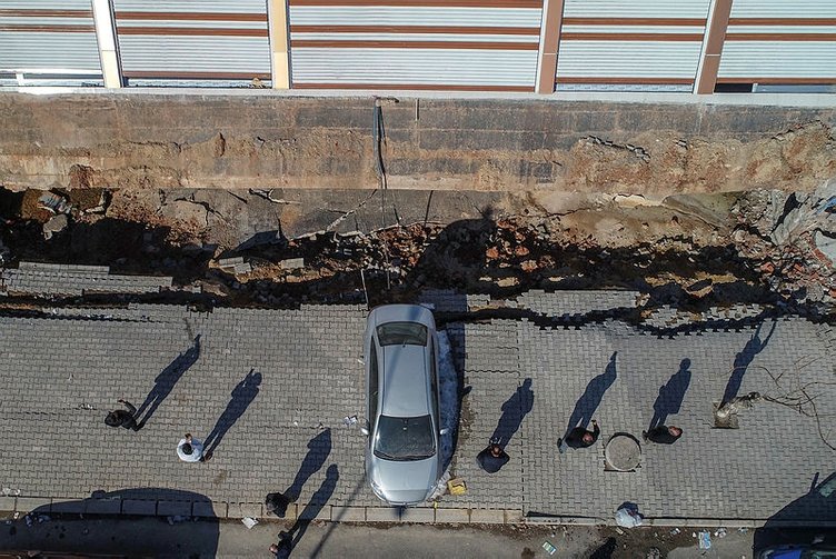 Camları bile kırılmamıştı! Türkiye'nin konuştuğu o binanın neden yan yattığı ortaya çıktı 12