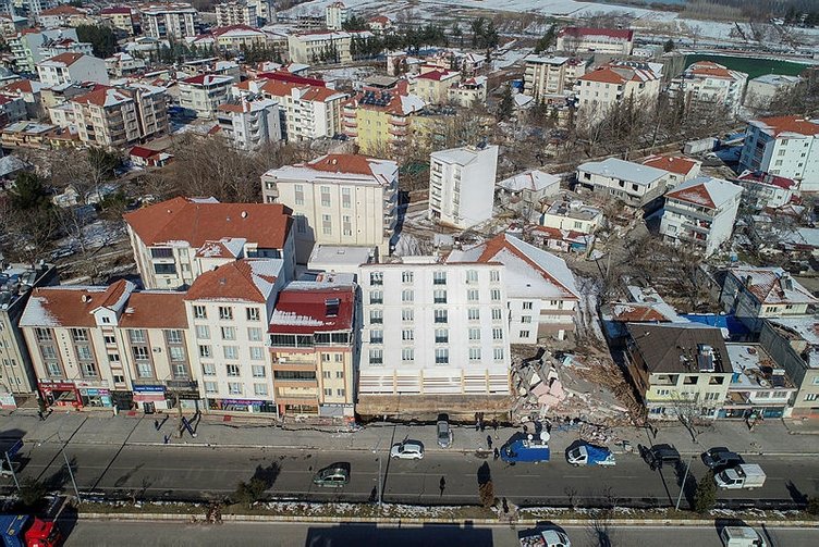 Camları bile kırılmamıştı! Türkiye'nin konuştuğu o binanın neden yan yattığı ortaya çıktı 10