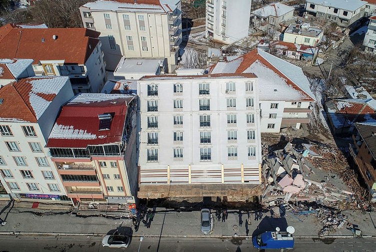 Camları bile kırılmamıştı! Türkiye'nin konuştuğu o binanın neden yan yattığı ortaya çıktı 5