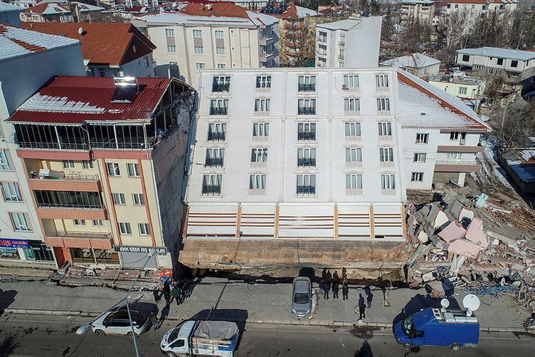 Camları bile kırılmamıştı! Türkiye'nin konuştuğu o binanın neden yan yattığı ortaya çıktı 2