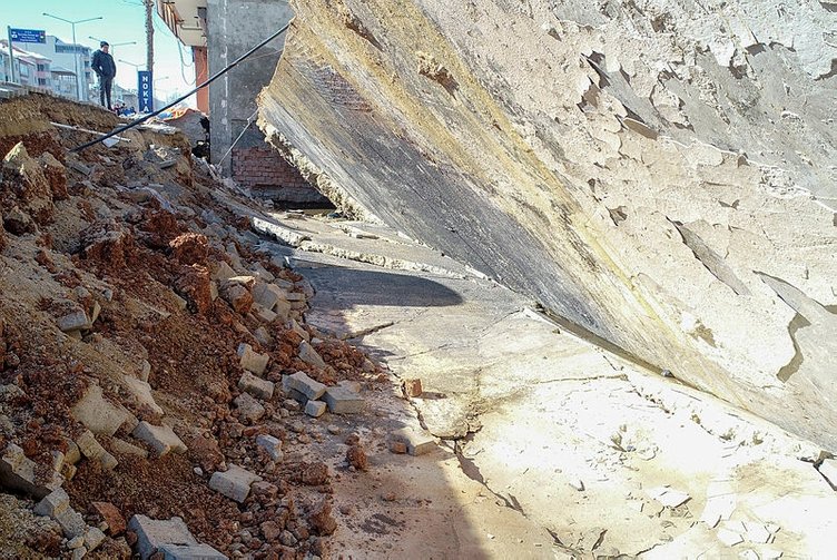 Camları bile kırılmamıştı! Türkiye'nin konuştuğu o binanın neden yan yattığı ortaya çıktı 3