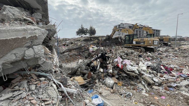 Malatya'da enkaz başındaki kızın acı dolu sözleri: Babam senin yüzünden öldü... 5