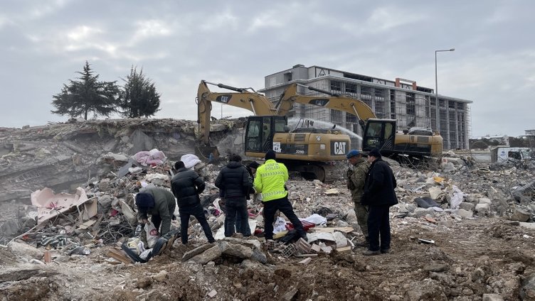 Malatya'da enkaz başındaki kızın acı dolu sözleri: Babam senin yüzünden öldü... 8