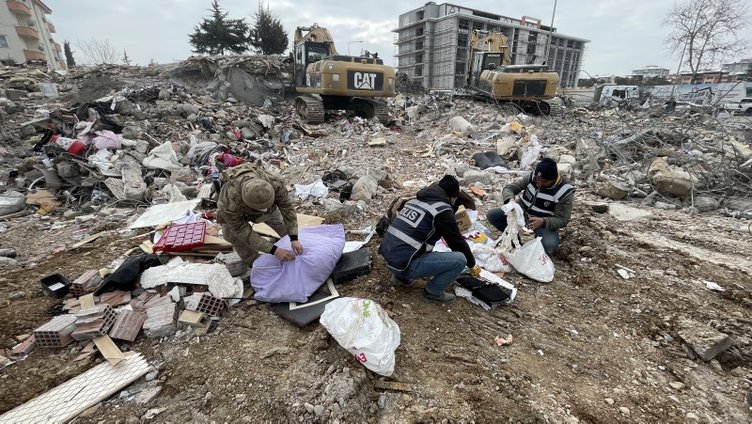 Malatya'da enkaz başındaki kızın acı dolu sözleri: Babam senin yüzünden öldü... 4