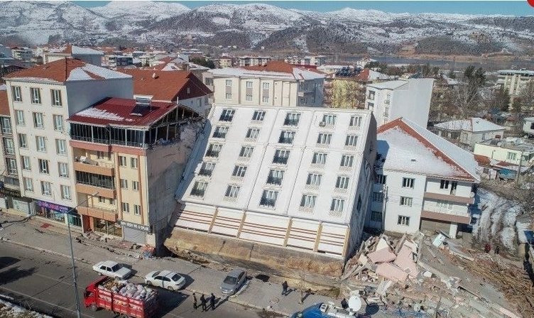 Camları bile kırılmamıştı! Türkiye'nin konuştuğu o binanın neden yan yattığı ortaya çıktı 1