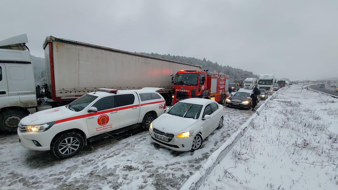 Anadolu Otoyolu'nda zincirleme trafik kazası 8