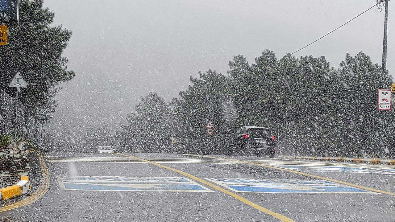 Beklenen kar İstanbul'da! Vali Yerlikaya'dan İstanbullulara uyarı 2