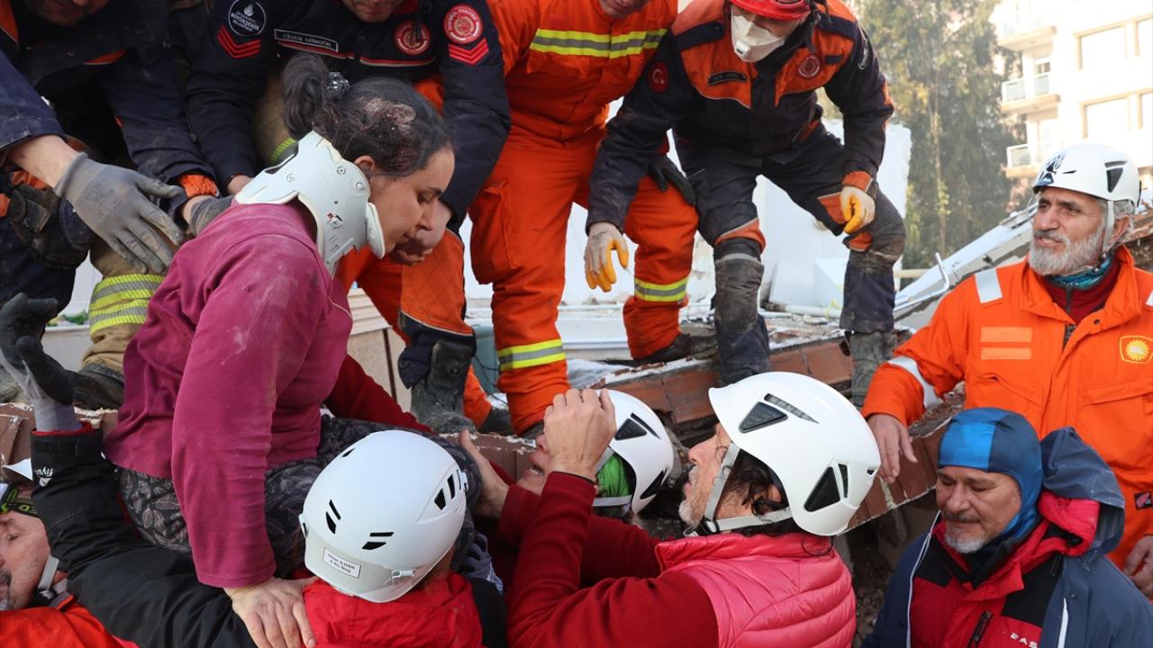 Depremden 29 saat sonra enkazdan sağ çıkarıldı, tüm Türkiye’ye umut oldu 8