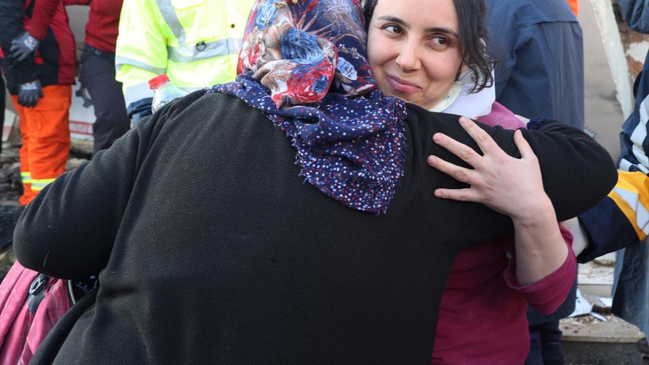 Depremden 29 saat sonra enkazdan sağ çıkarıldı, tüm Türkiye’ye umut oldu 9