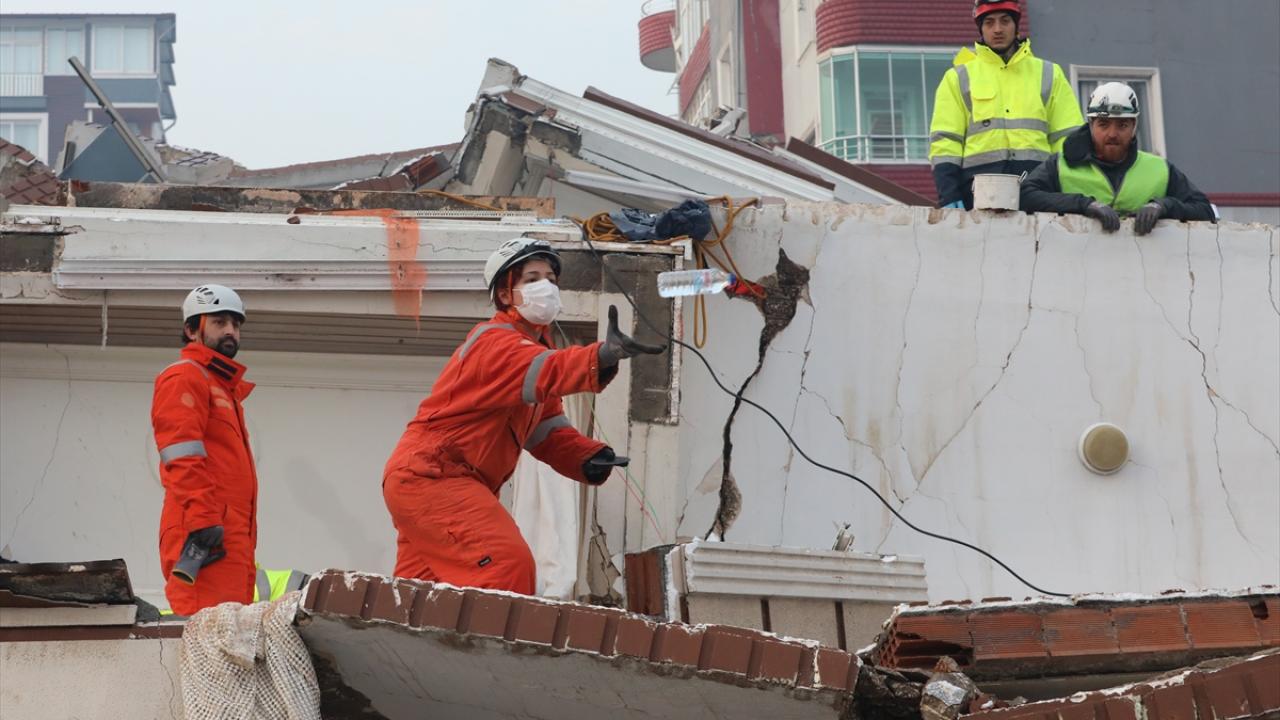 Depremden 29 saat sonra enkazdan sağ çıkarıldı, tüm Türkiye’ye umut oldu 4