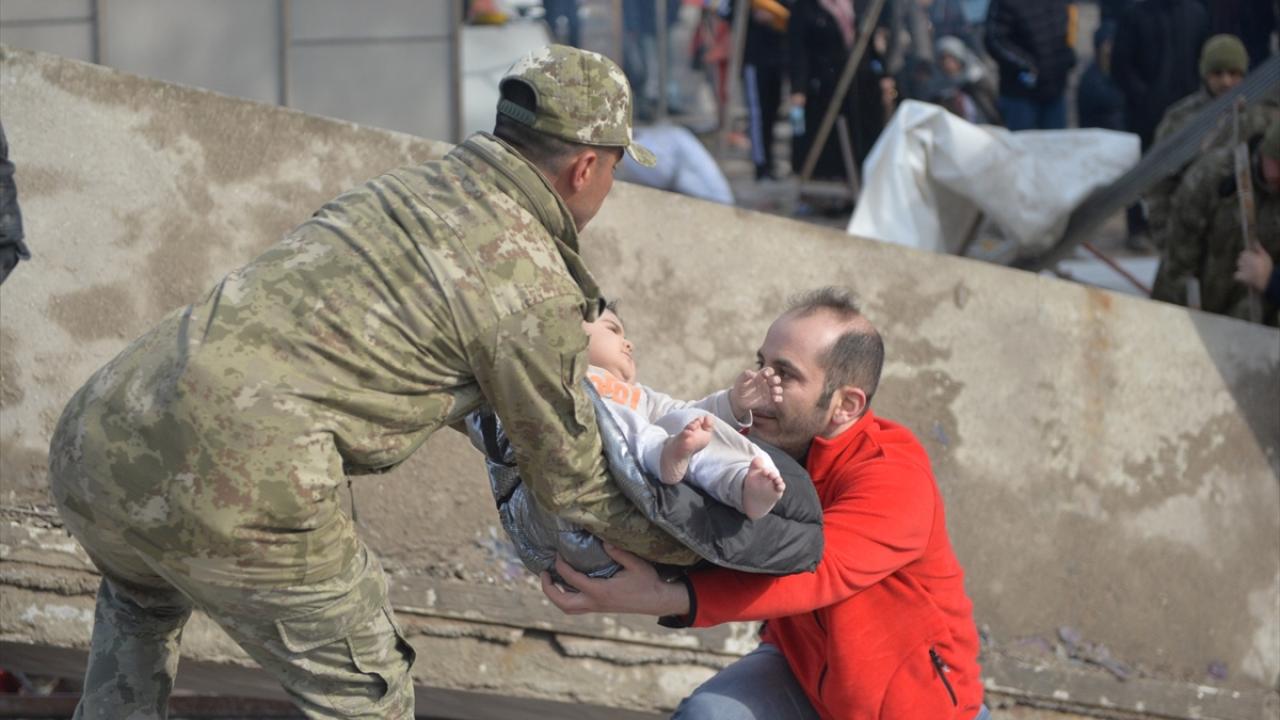Depremden 31 saat sonra 15 aylık bebek enkazdan çıkarıldı 2
