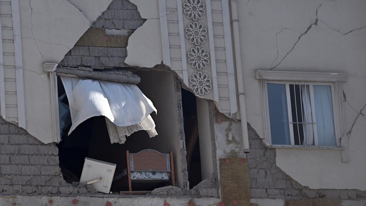 Enkaz başlarında umutlu bekleyiş 21