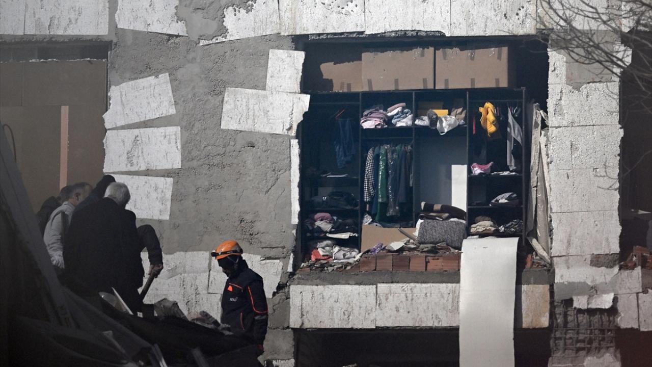 Enkaz başlarında umutlu bekleyiş 20