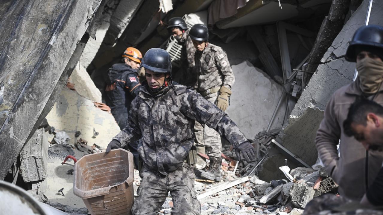 Enkaz başlarında umutlu bekleyiş 19