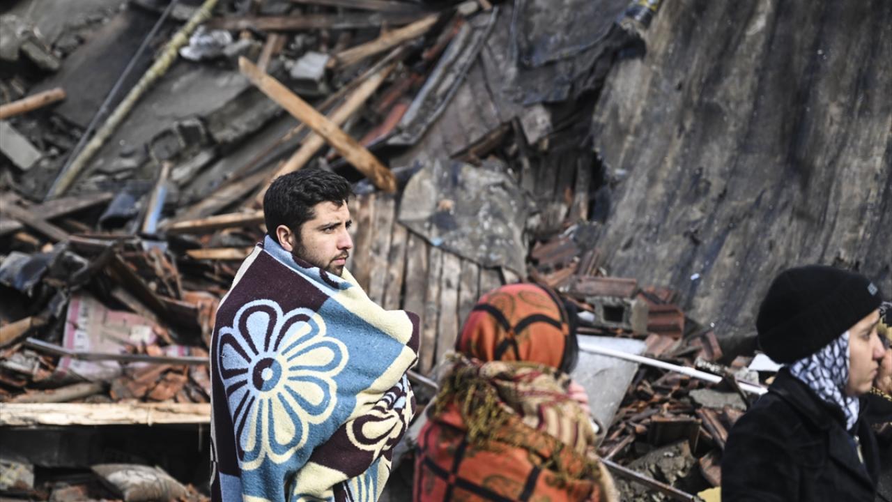 Enkaz başlarında umutlu bekleyiş 18