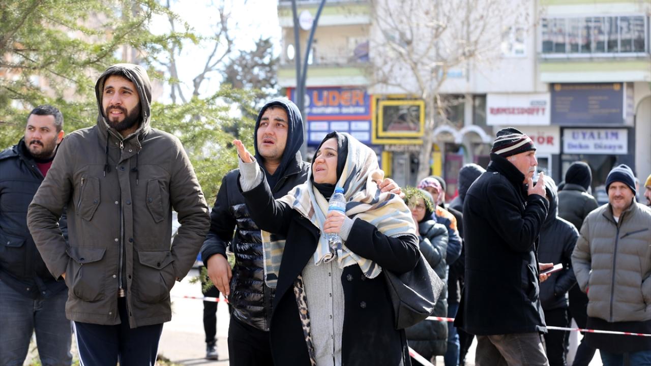 Enkaz başlarında umutlu bekleyiş 16